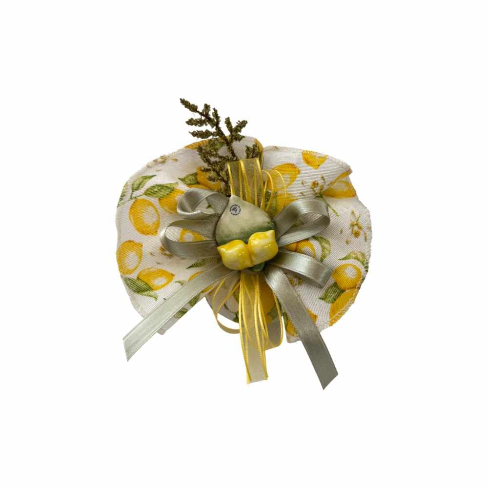 Fazzoletto Tondo "Joel" con sapone profumato all'interno, Tema Limoni con Ceramica di Capodimonte. Misure diametro 27-30cm, bustina con 5 confetti legati esternamente sul retro. Bomboniera a Tema ideale per matrimonio e comunione