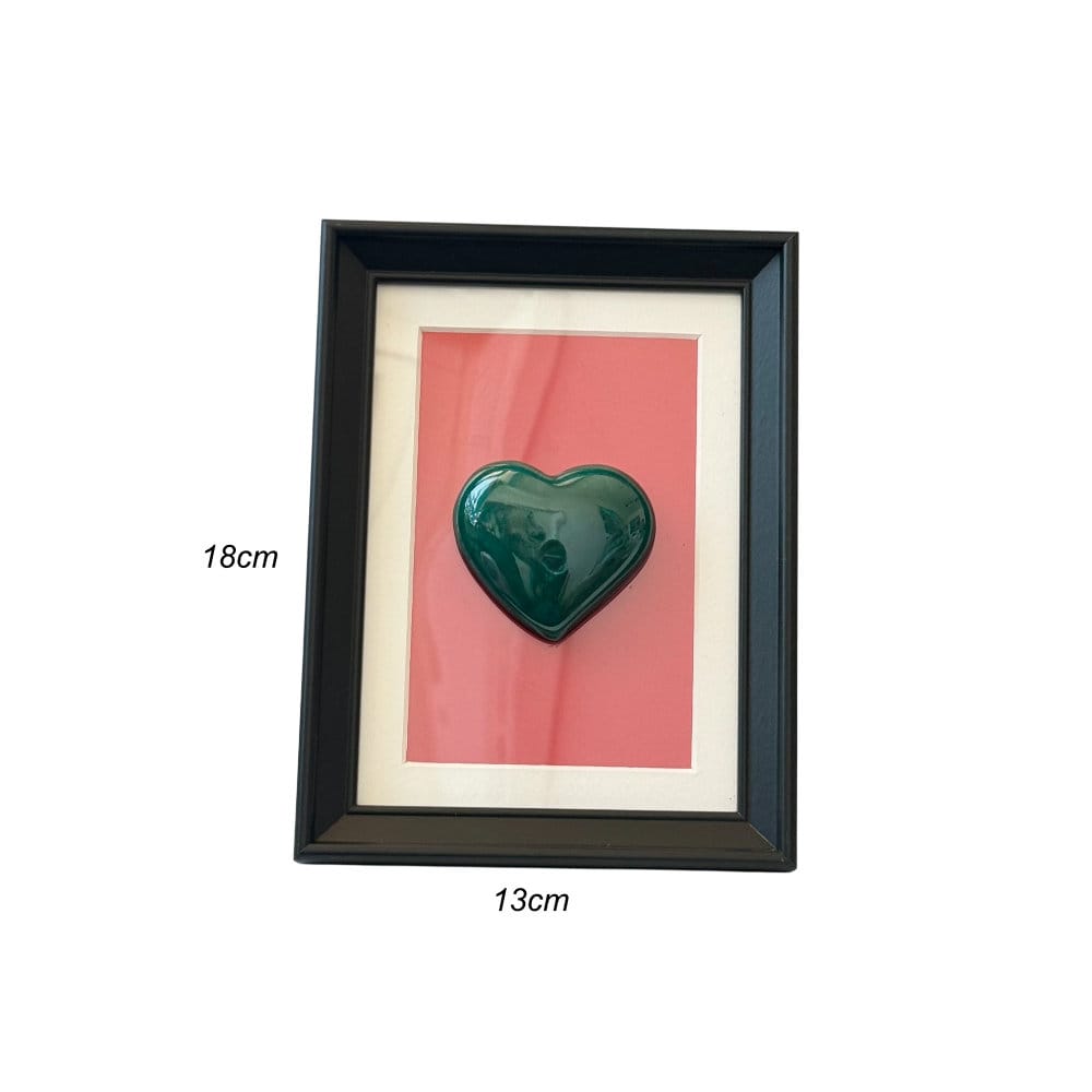 Cornice con cuore verde ottanio e sfondo rosso misure 13x18cm