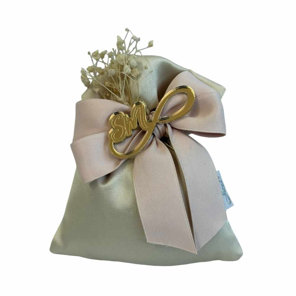 Elegante sacchetto confetti raso panna, nastro cipria, con simbolo infinito e iniziale plexiglass oro – Perfetto come bomboniera