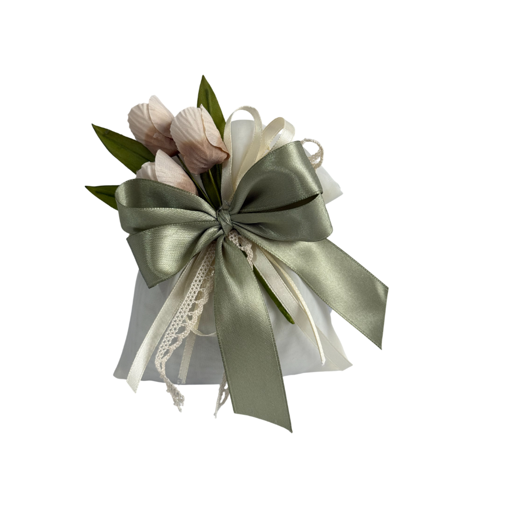 JMA2390 Sacchetto in chiffon panna con tulipano ecru, nastro verde salvia, drenette panna e 5 confetti a scelta